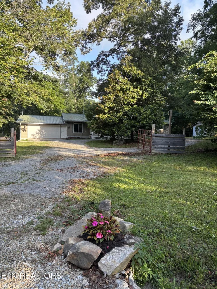 Unit for sale at 975 Lawson Rd, Crossville, TN 38571