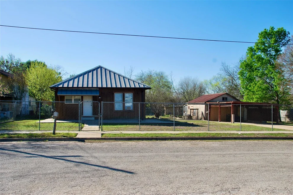 Unit for sale at 125 W Wallace ST, Gonzales, TX 78629