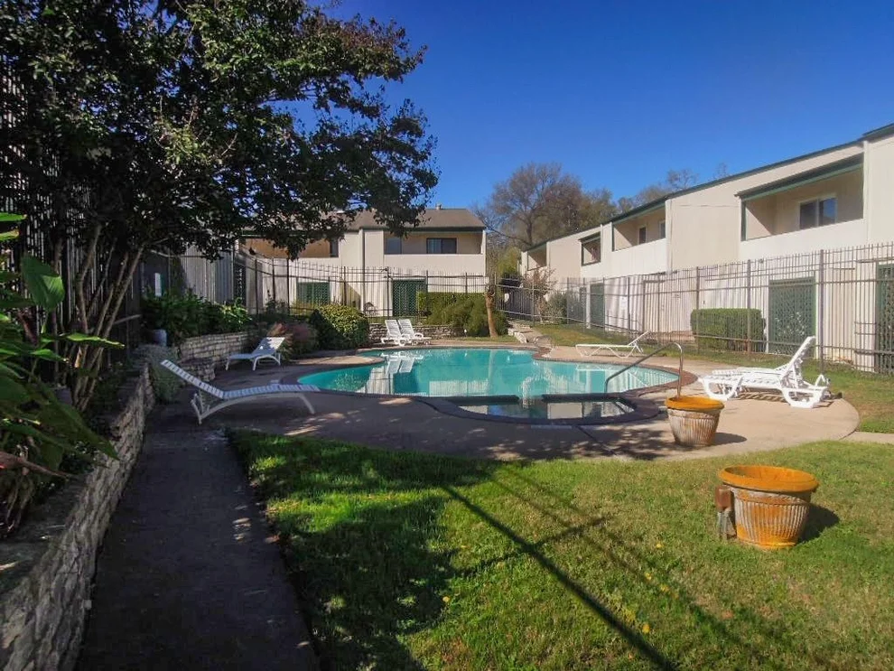 6718 Silvermine Drive