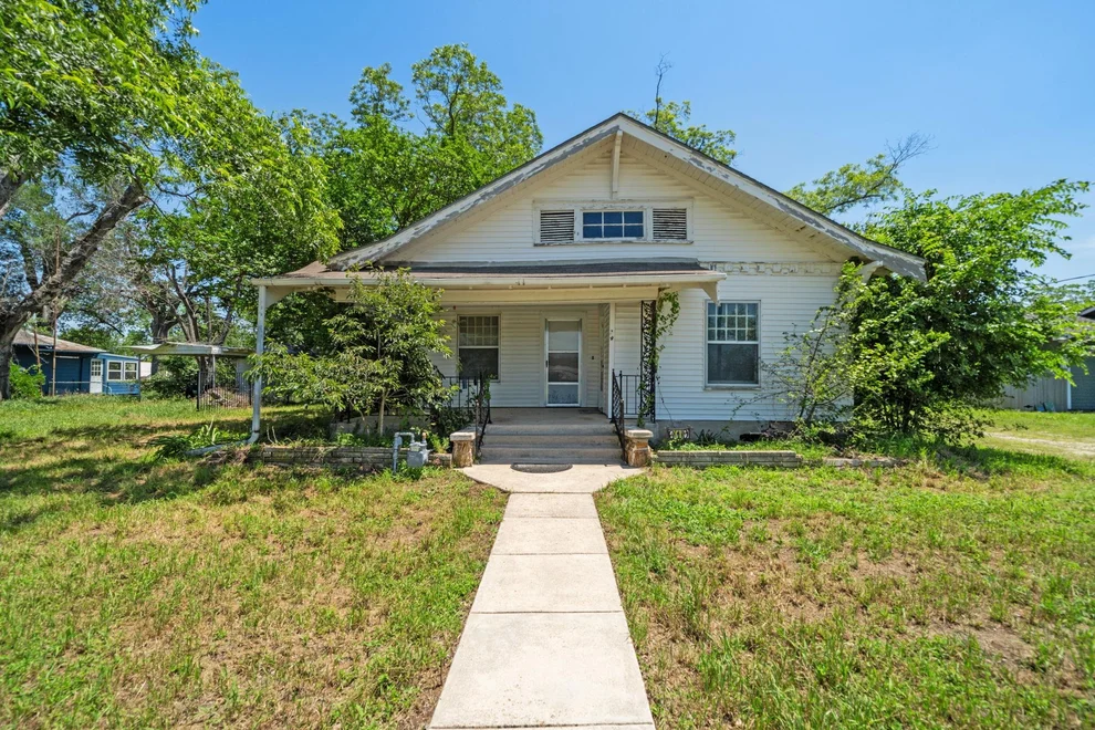 Unit for sale at 619 W Bell Ave, Rockdale, TX 76567