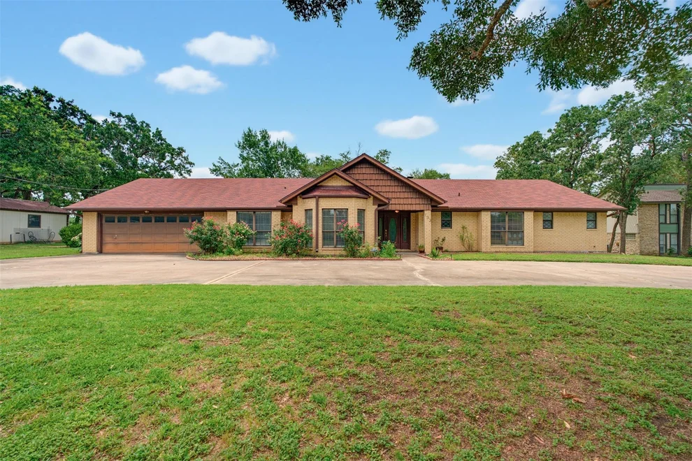 Unit for sale at 133 Champions DR, Rockdale, TX 76567