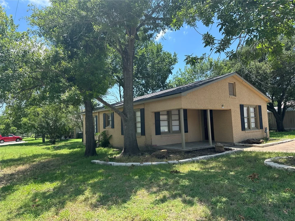 Unit for sale at 486 E Galveston ST, Giddings, TX 78942