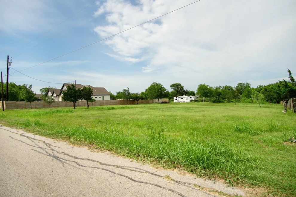 Unit for sale at 126 Cuernavaca DR, Del Valle, TX 78617