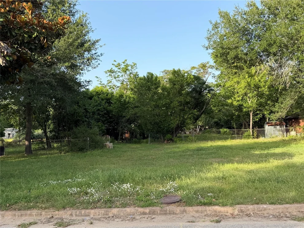 Unit for sale at 528 N Wilcox ST, Rockdale, TX 76567
