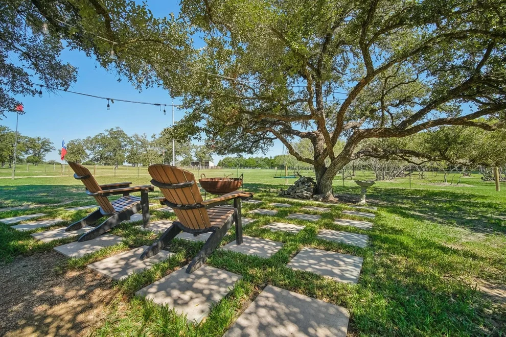 Unit for sale at 3712 Allen RD, Flatonia, TX 78941