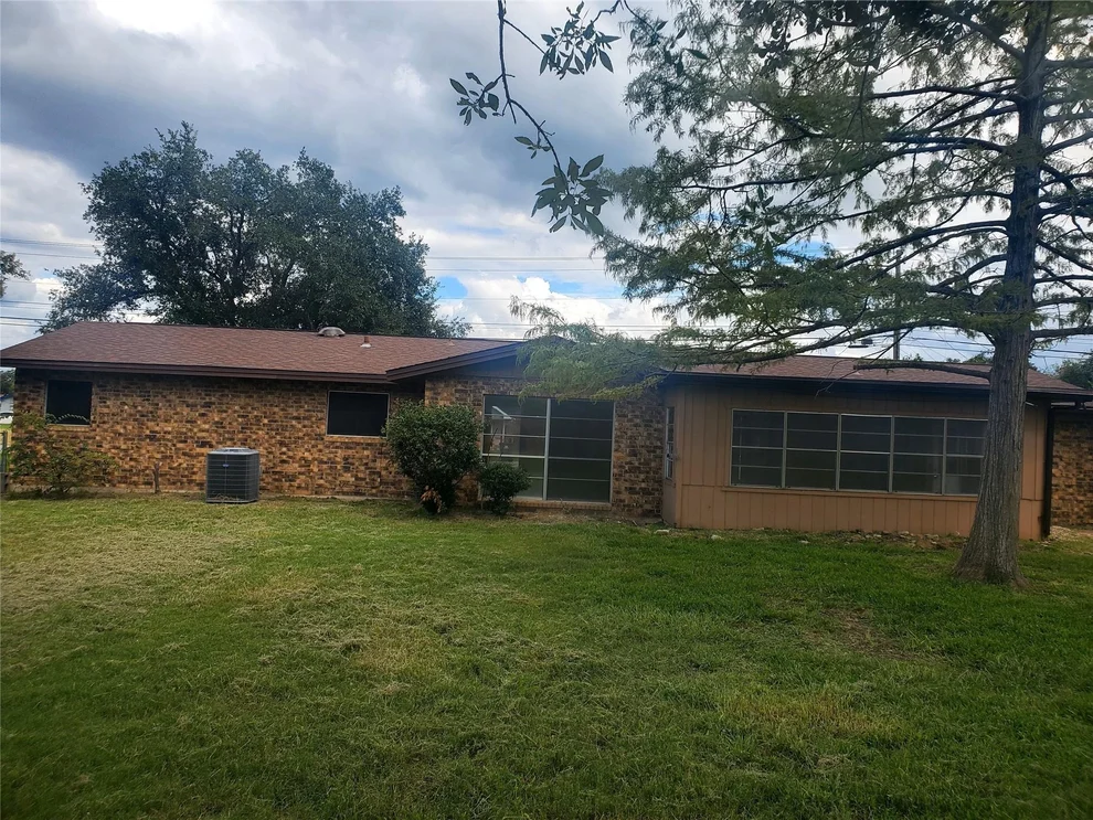 Unit for sale at 363 Edgewood Ave, Giddings, TX 78942