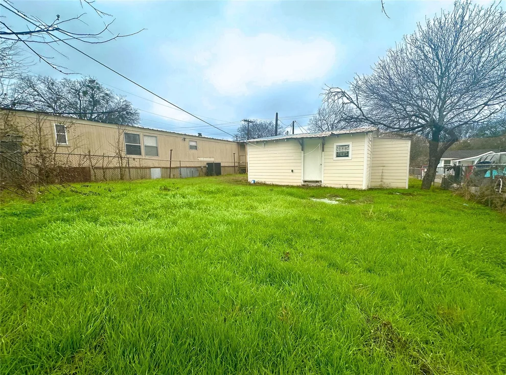 Unit for sale at 820 Chihuahua ST, Lockhart, TX 78644