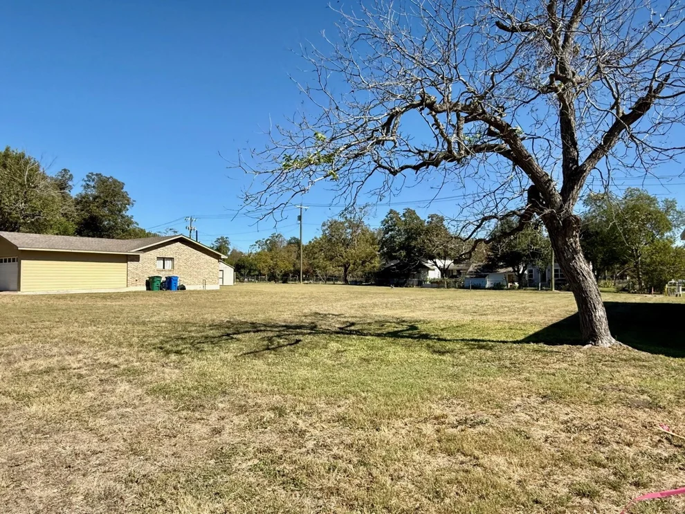 Unit for sale at 912 Victoria ST, Taylor, TX 76574