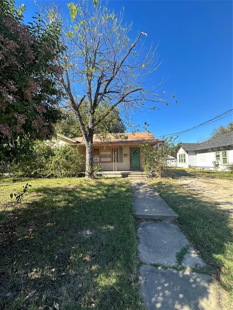 Unit for sale at 1215 Avenue J, Brownwood, TX 76801