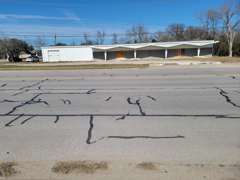 Unit for sale at 2010 W 2nd ST, Taylor, TX 76574