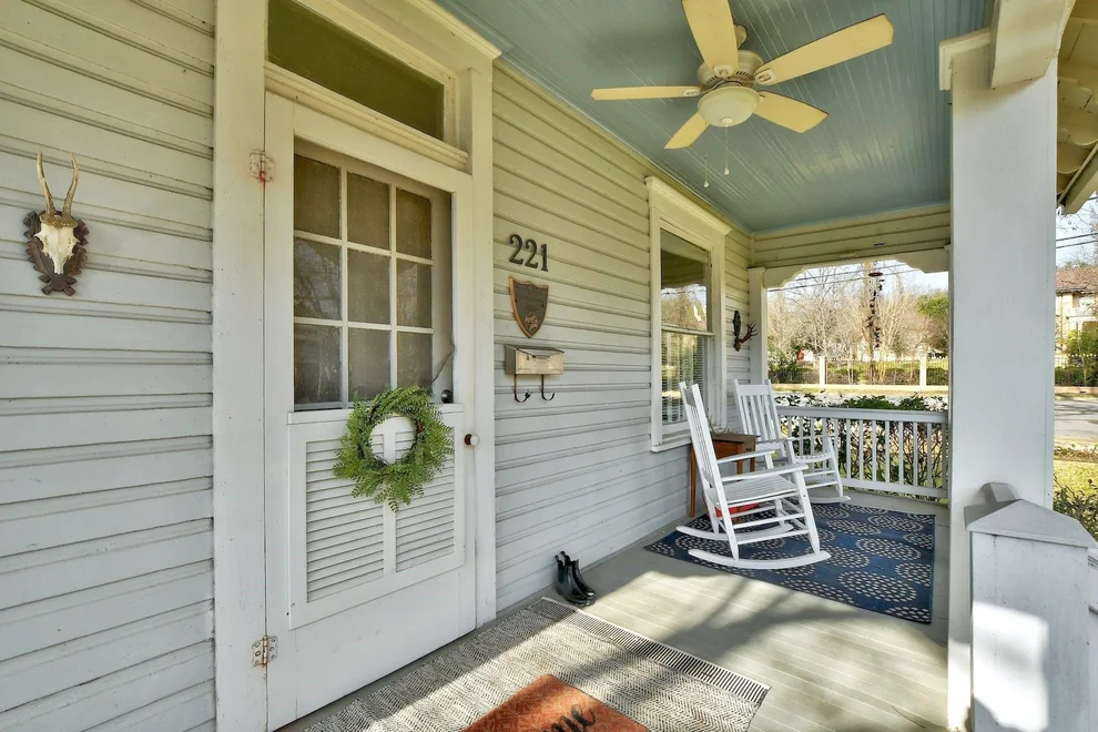 Unit for sale at 221 N Johnson Ave, San Marcos, TX 78666