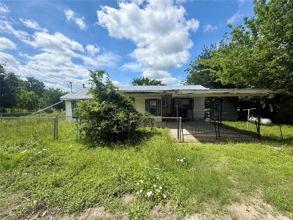 Unit for sale at 808 W Boundary ST, Giddings, TX 78942