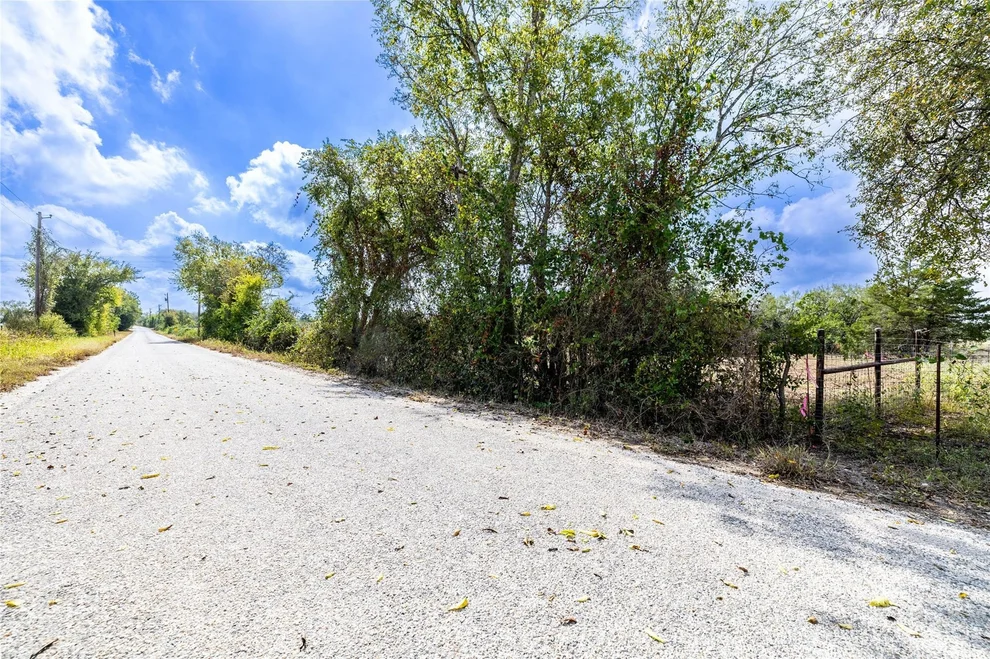 Unit for sale at 287 Sunset TRL, Luling, TX 78648