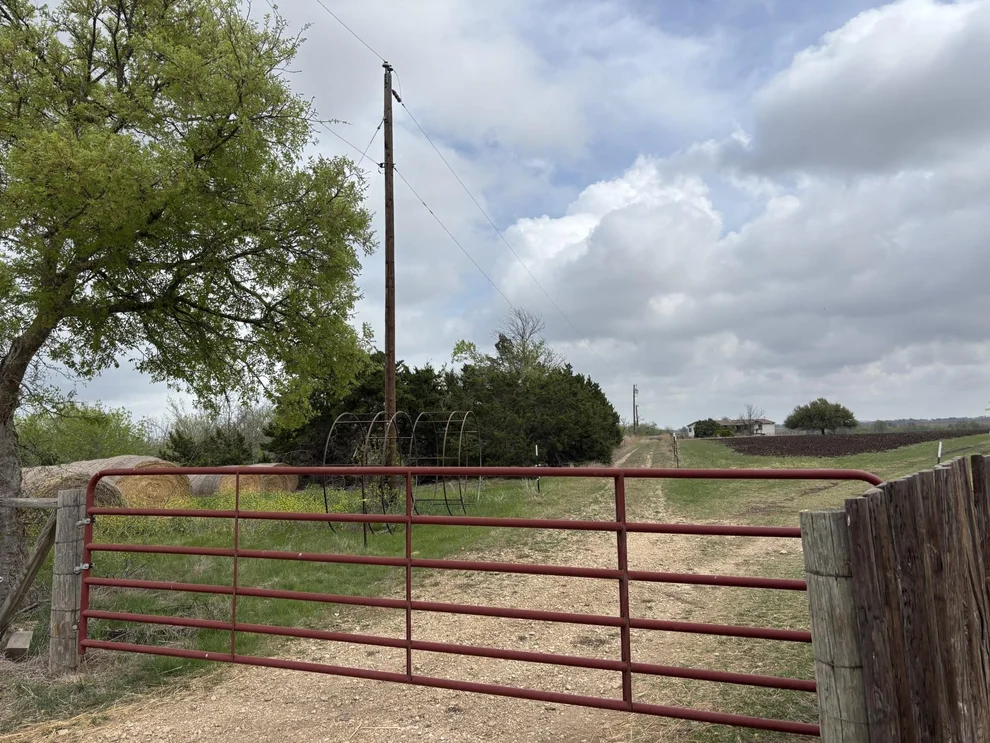 Unit for sale at 1420 NE County Road 373, Taylor, TX 76574