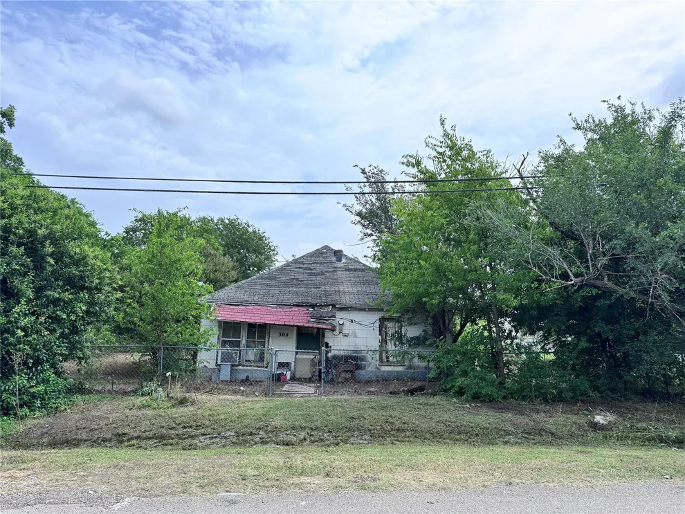 Unit for sale at 304 E Prairie Ave, Rogers, TX 76569