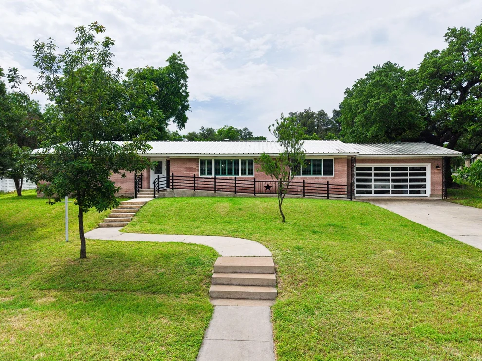 Unit for sale at 708 W North Ave, Lampasas, TX 76550