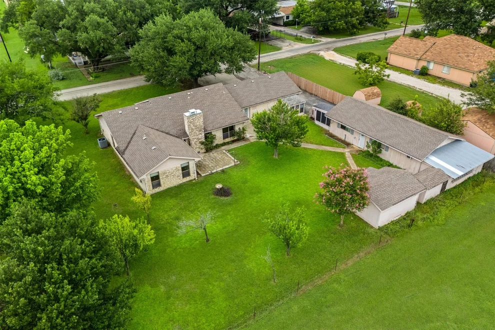 Unit for sale at 204 E Eckhart Ave, Thrall, TX 76578