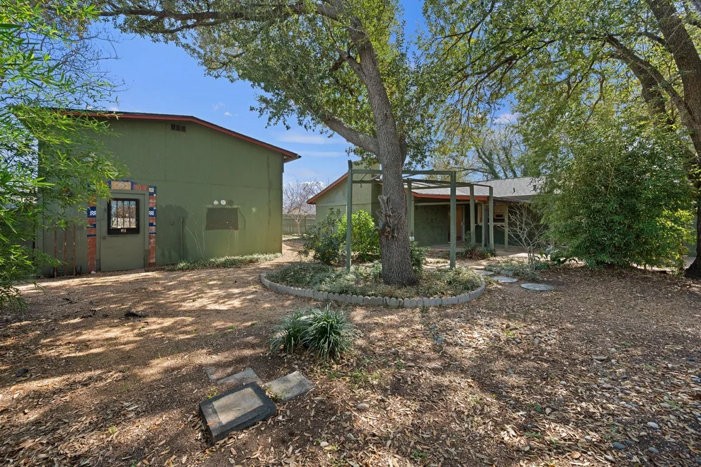 Unit for sale at 1400 Summit CIR, Taylor, TX 76574