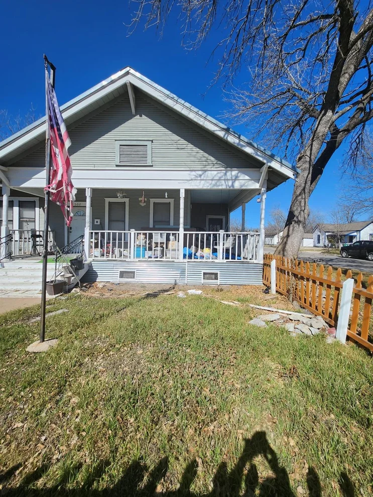 Unit for sale at 502 W 4th ST, Taylor, TX 76574