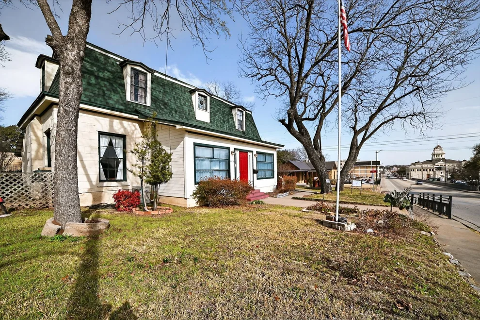 Unit for sale at 400 S Main ST, Belton, TX 76513