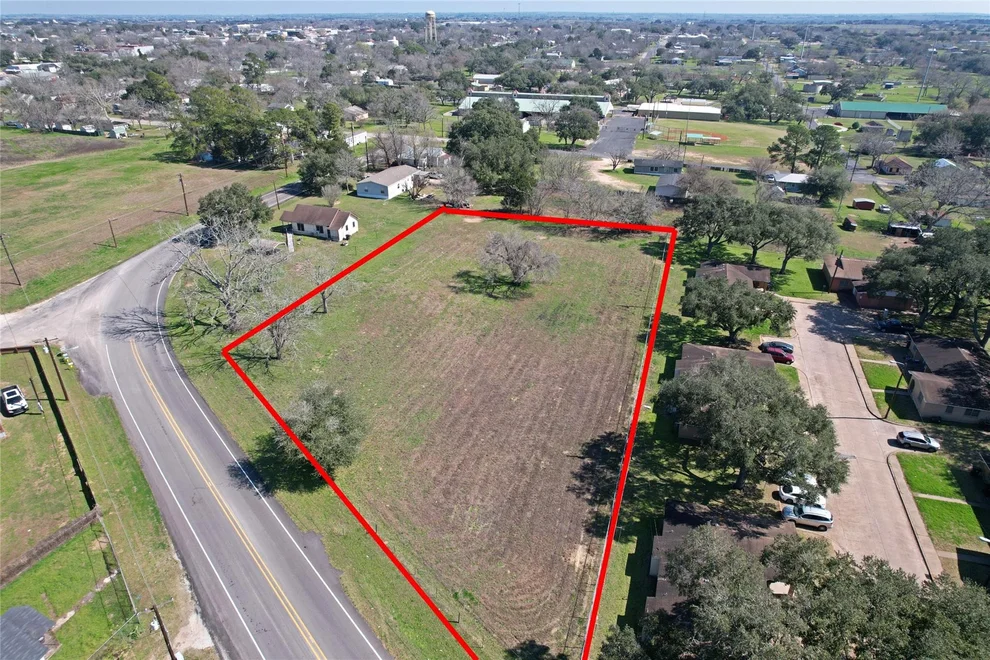 Unit for sale at 106 St John ST, Schulenburg, TX 78956