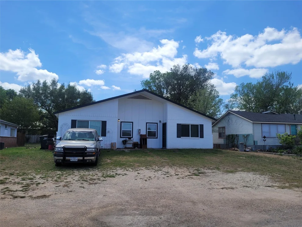 Unit for sale at 205 2nd Ave, Smithville, TX 78957