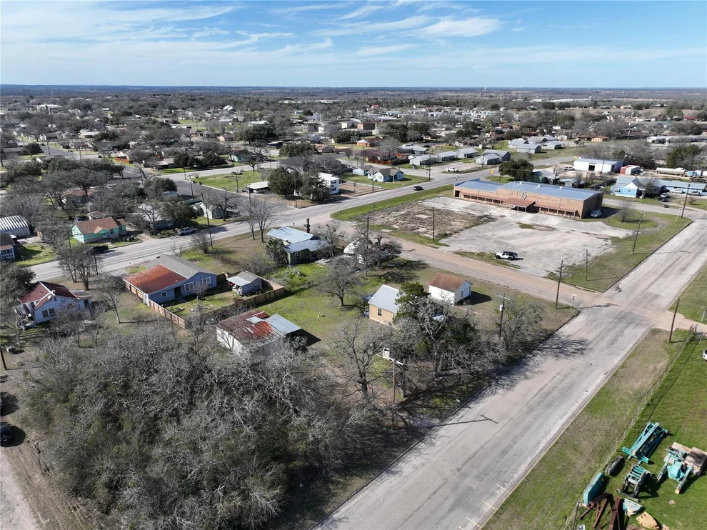 Unit for sale at 639 N Manse Ave, Giddings, TX 78942