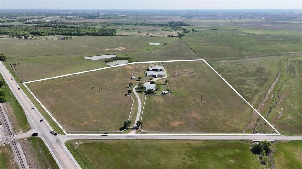 Unit for sale at 111 Lund RD, Elgin, TX 78621
