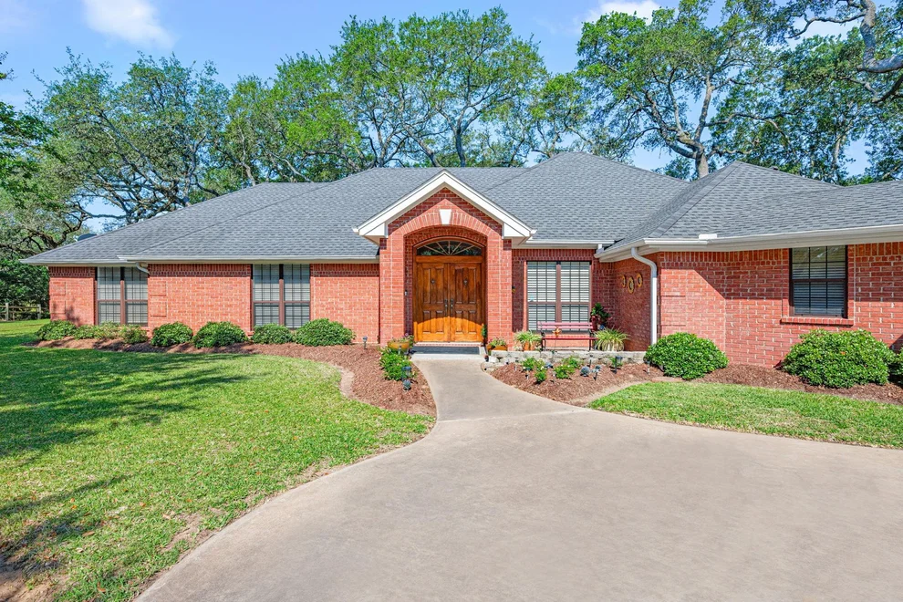 Unit for sale at 119 Creek Bend LN, Columbus, TX 78934