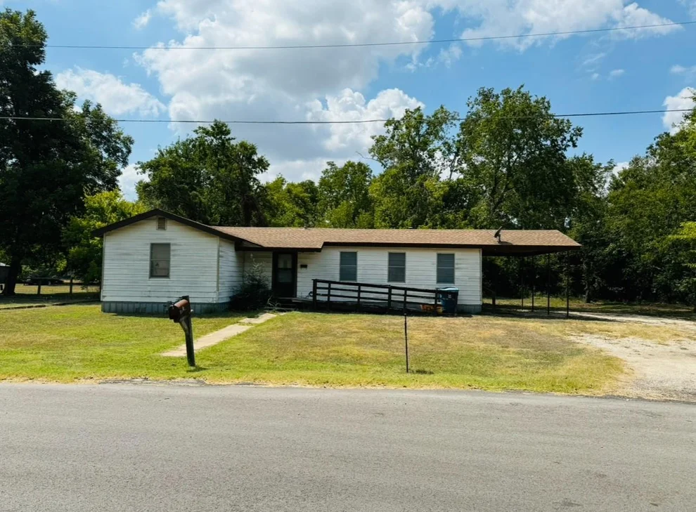 Unit for sale at 612 N Avenue Ave E, Elgin, TX 78621