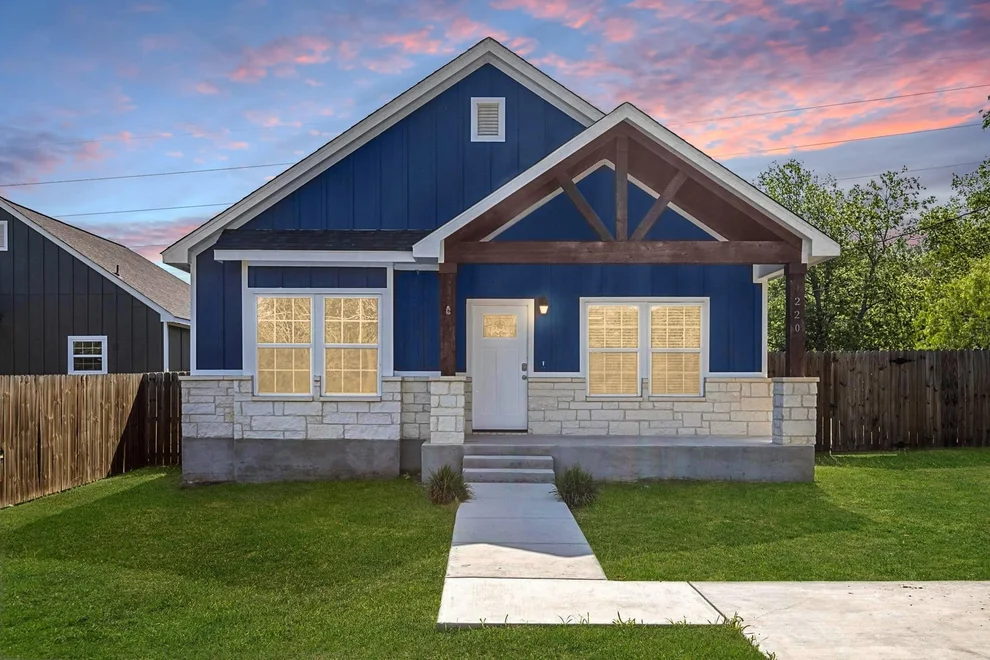 Unit for sale at 220 Spruce Ave, Luling, TX 78648