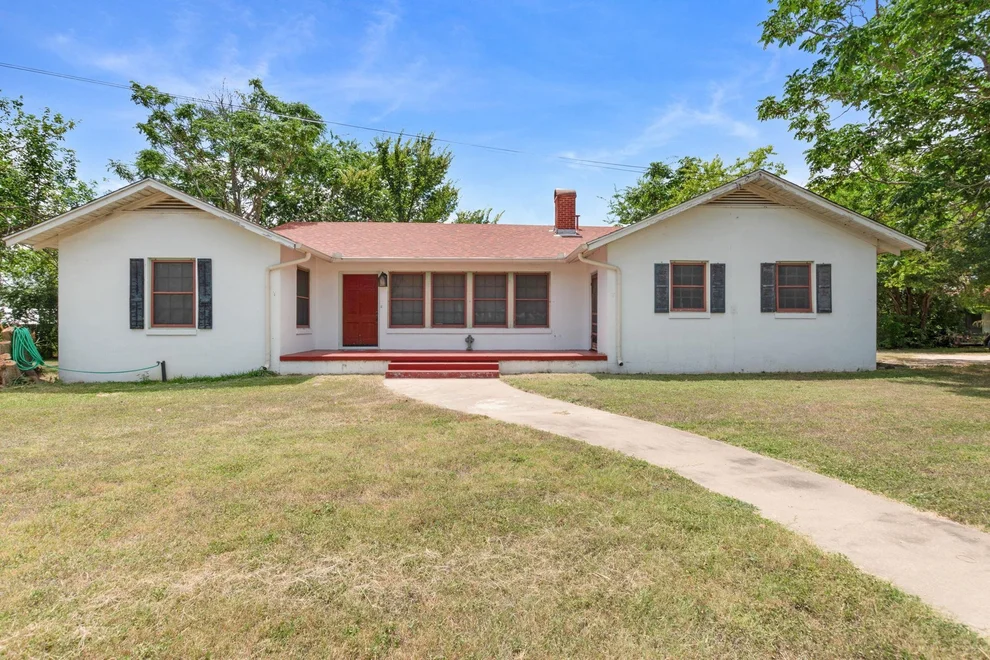 Unit for sale at 900 N Main ST, Burnet, TX 78611
