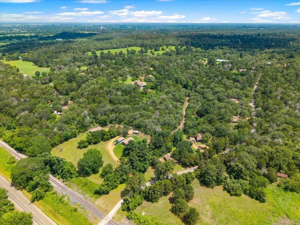 Unit for sale at 107 Mountain Valley DR, Smithville, TX 78957