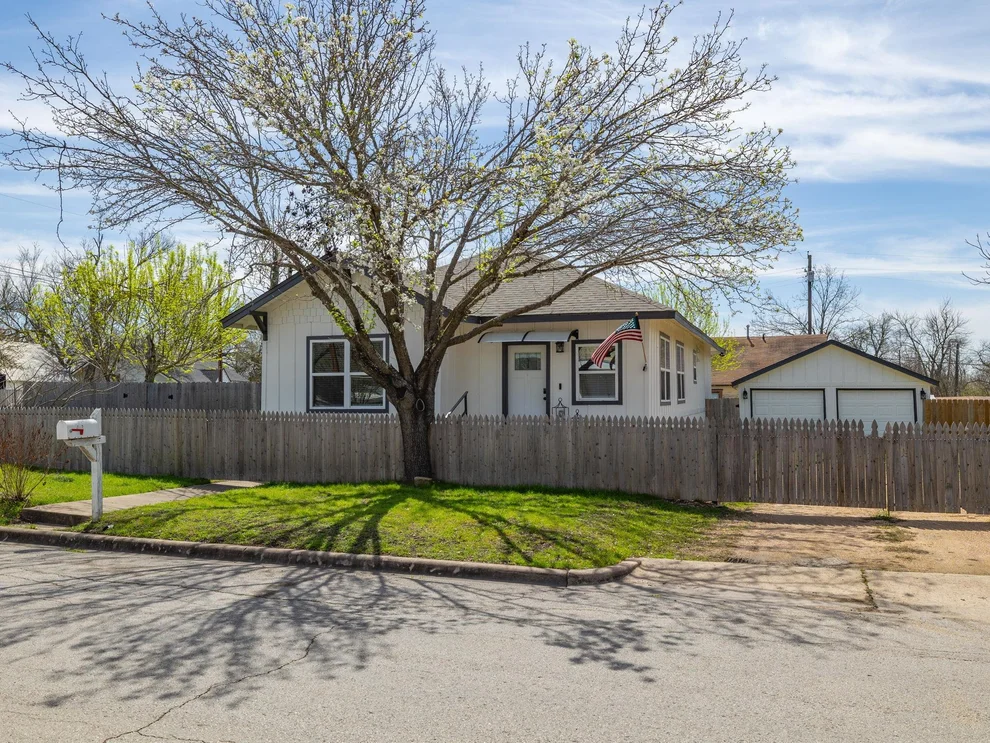 Unit for sale at 1401 W 7th ST, Taylor, TX 76574