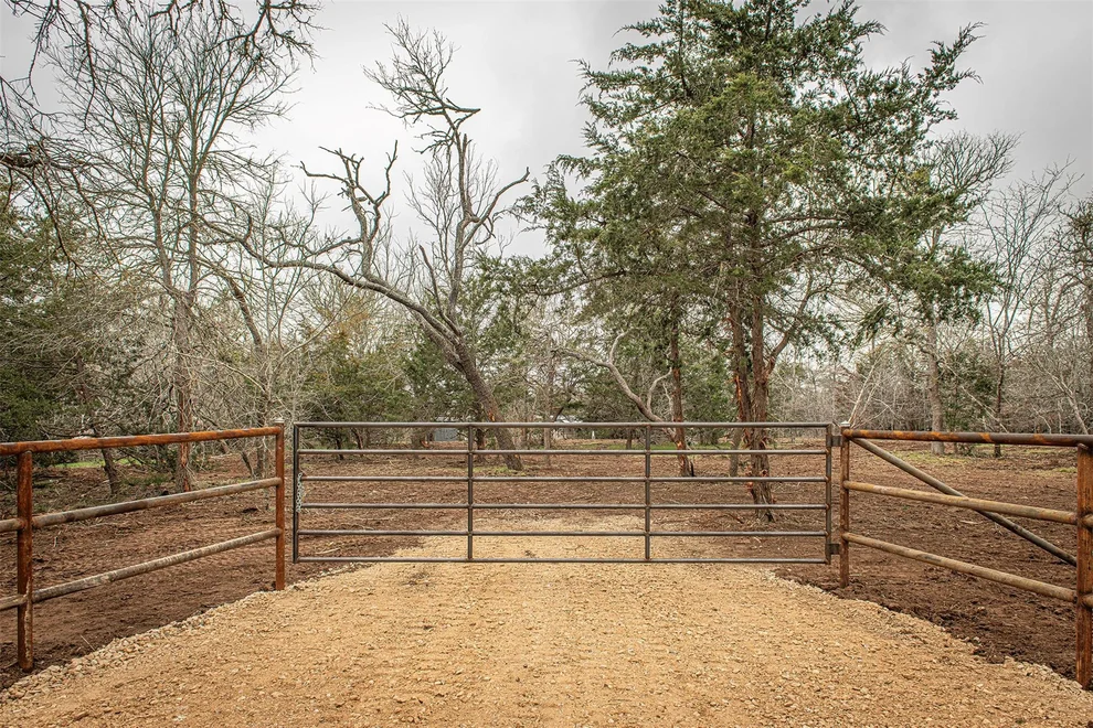 Unit for sale at 1005 Chamberlin RD, Dale, TX 78616