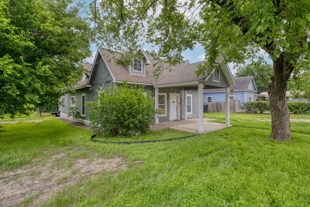 Unit for sale at 920 Washburn ST, Taylor, TX 76574
