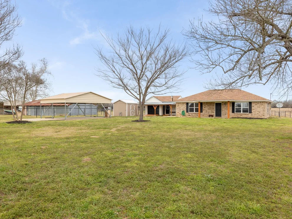 Unit for sale at 943 E 3rd ST, Rockdale, TX 76567