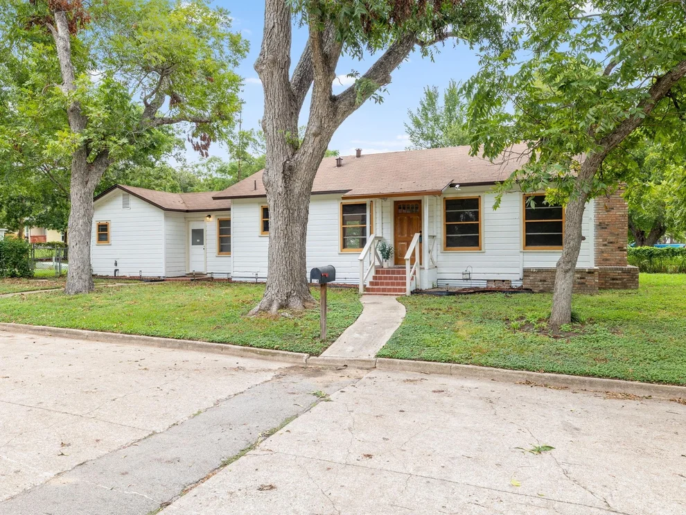 Unit for sale at 304 Thrall Ave, Rockdale, TX 76567