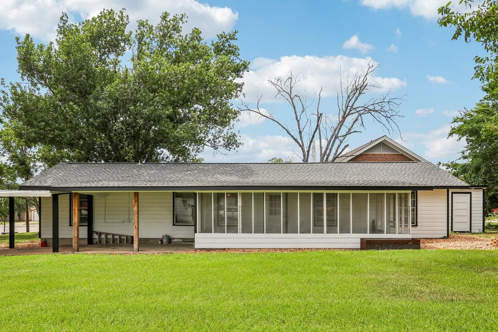 Unit for sale at 755 E Bellville ST, Giddings, TX 78942