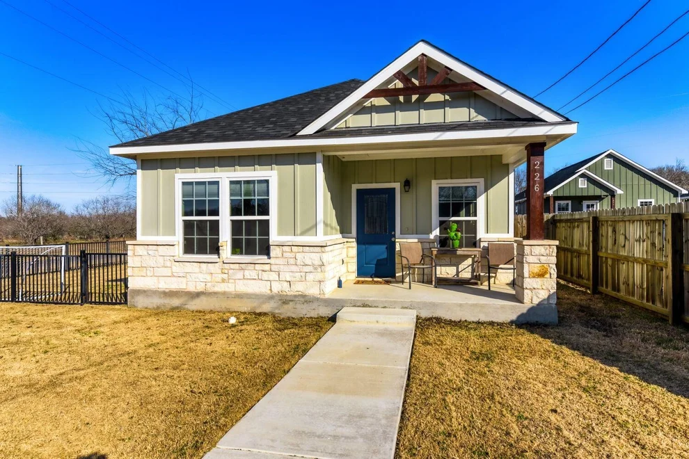 Unit for sale at 226 Spruce Ave, Luling, TX 78648