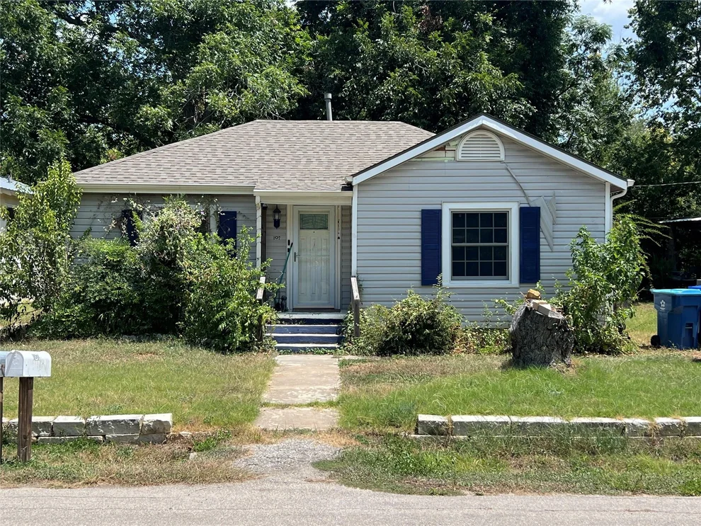 Unit for sale at 107 W 7th ST, Elgin, TX 78621