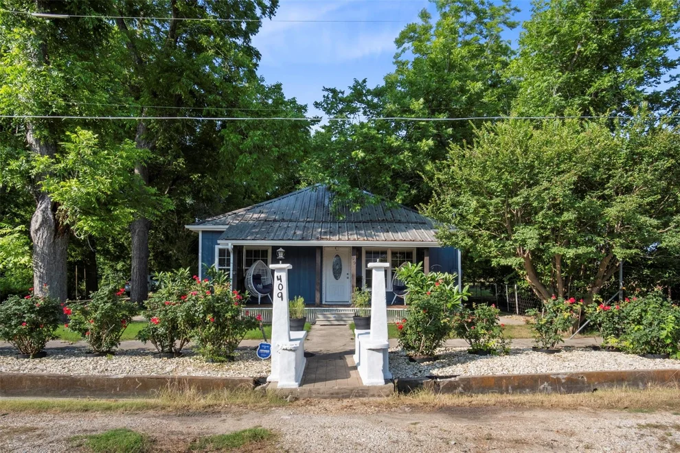 Unit for sale at 409 El paso ST, Holland, TX 76534