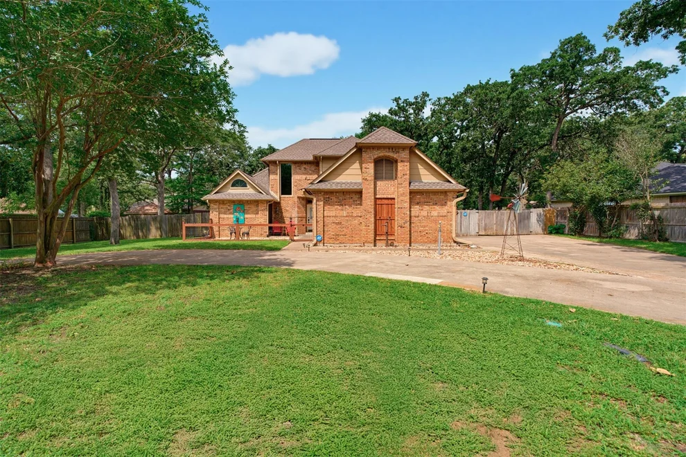 Unit for sale at 711 Brazos Ave, Rockdale, TX 76567