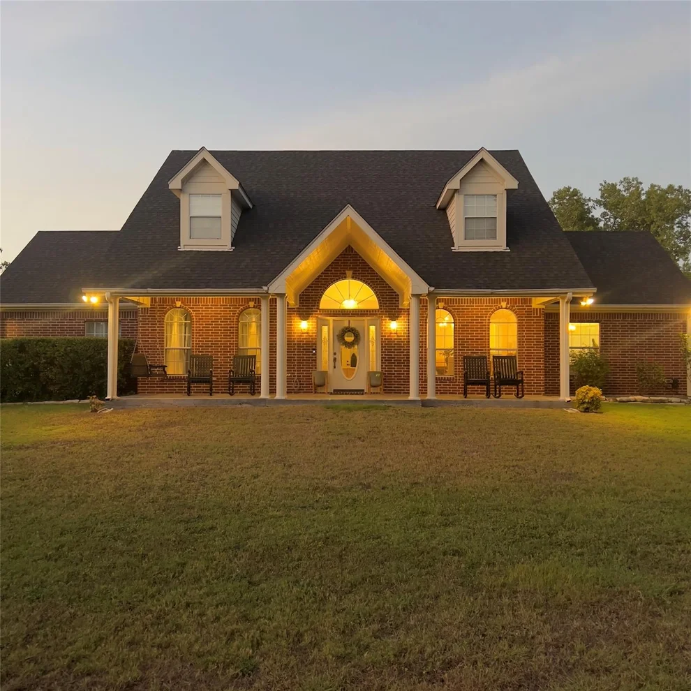 Unit for sale at 310 E 10th ST, Elgin, TX 78621