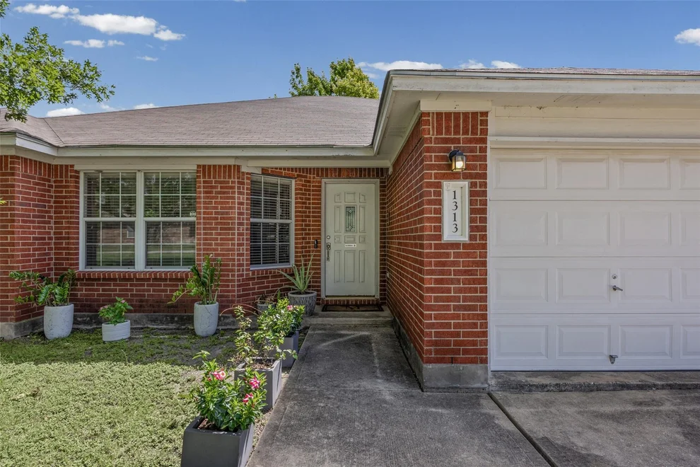 Unit for sale at 1313 Laurelleaf DR, Pflugerville, TX 78660