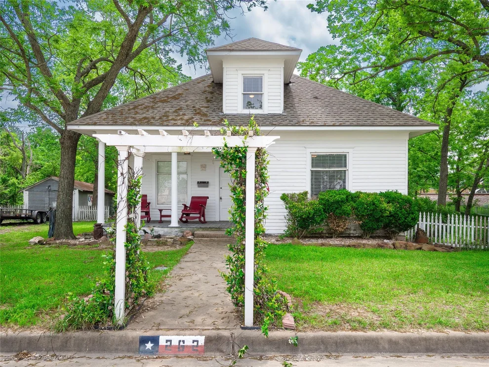 Unit for sale at 262 W Richmond ST, Giddings, TX 78942