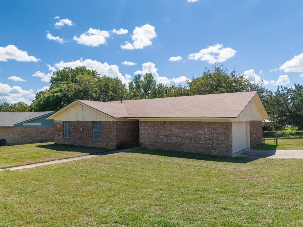 Unit for sale at 202 S Willis ST, Lampasas, TX 76550