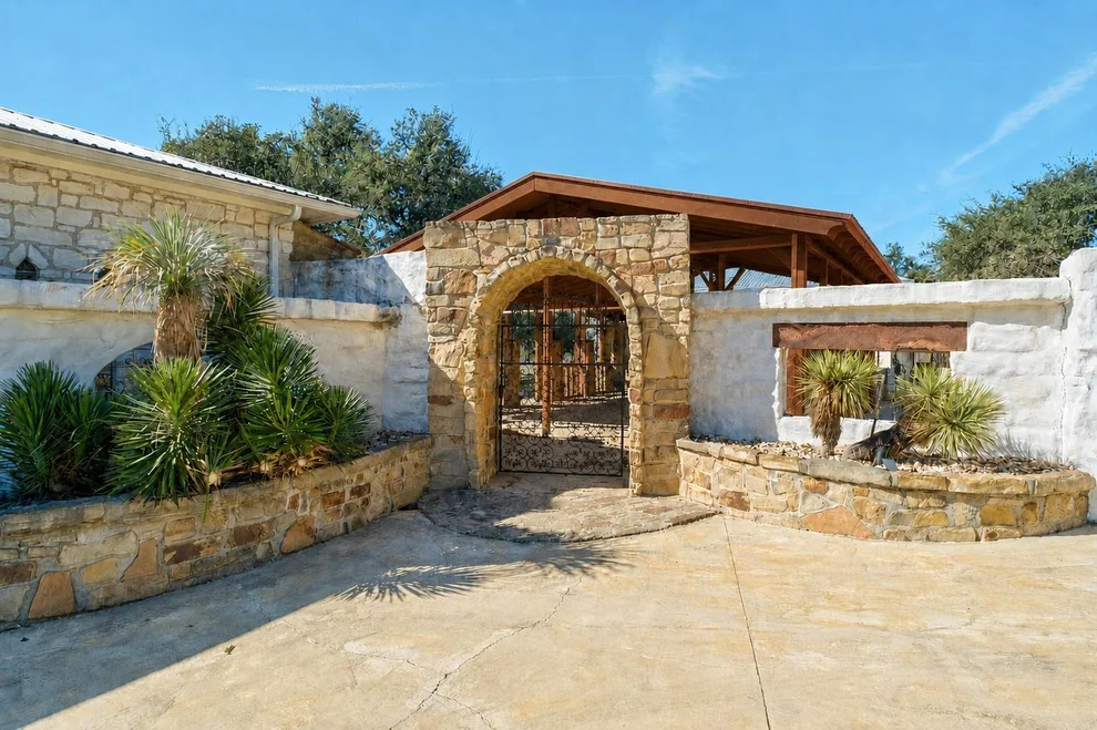 Unit for sale at 340 Barton Ranch RD, Dripping Springs, TX 78620