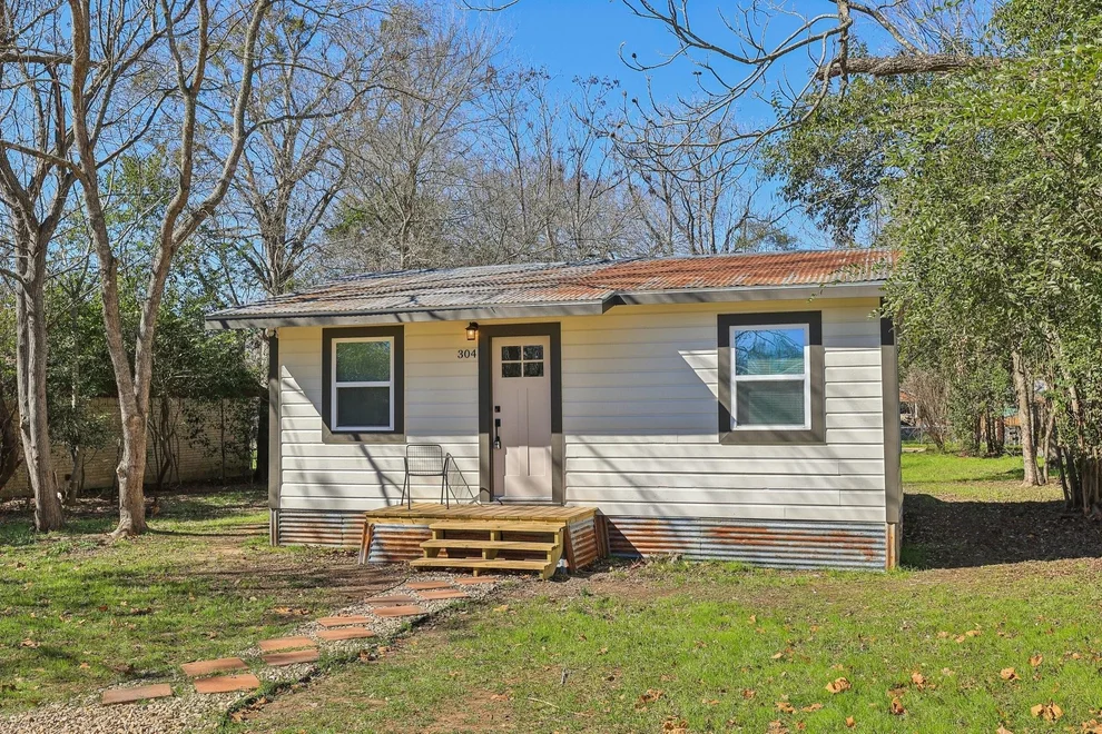 Unit for sale at 304 Harris ST, Smithville, TX 78957