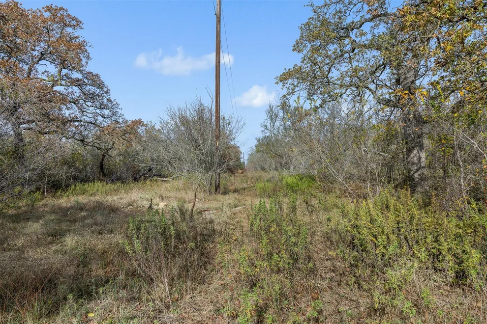 Unit for sale at 800 Bugtussle LN, Luling, TX 78648
